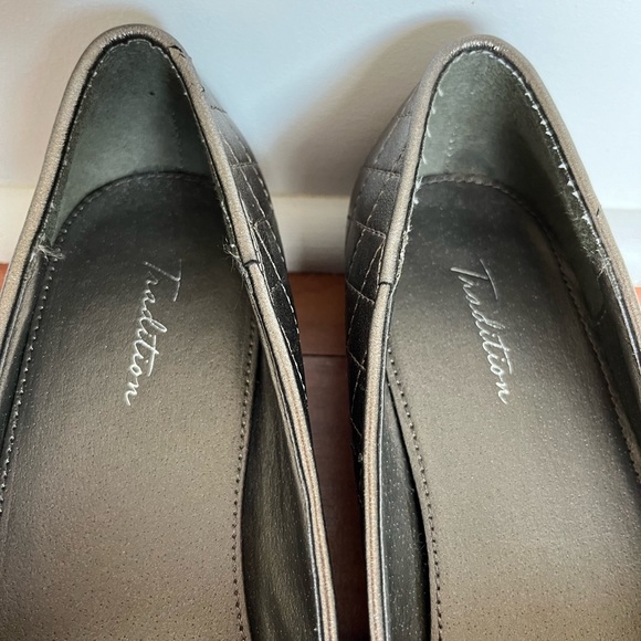 TRADITION Metallic Ballet Bow Flats. - Picture 8 of 12